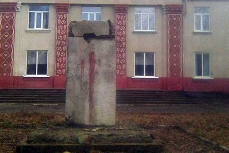 пам'ятник Леніну у селі Терешки фото