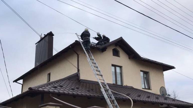 Зранку у Вінниці загорівся двоповерховий будинок