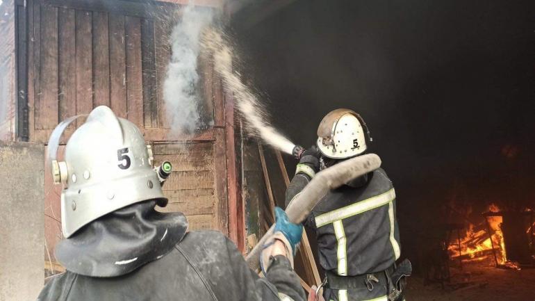Пожежу на деревообробному підприємстві Вінниччини гасили 24 вогнеборці