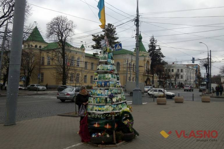 ялинка з фотографіями загиблих майданівців та бійців АТО у Вінниці фото