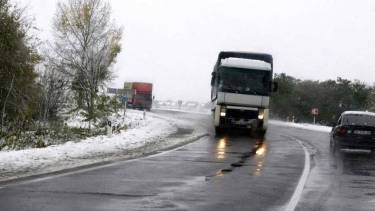 &laquo;Ковзанка&raquo; на дорогах: вінничан знову застала зненацька ожеледиця