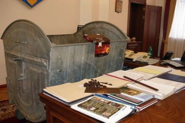 На робоче місце вінницького губернатора поставили сміттєвий бак