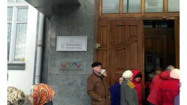 Вінницькі пенсіонери утворили величезну чергу біля Нацбанку (ОНОВЛЕНО)