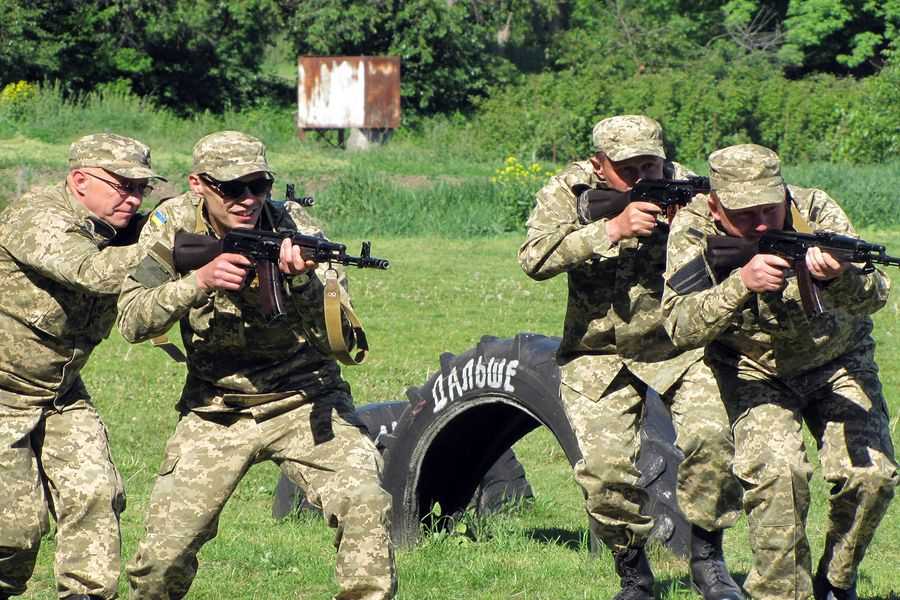 Вінницьких посадовців переодягнули в камуфляж та вчили обороняти державний кордон
