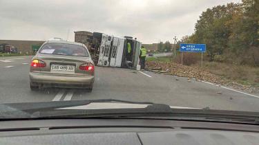На Вінниччині через перевернуту вантажівку з буряками зупинився рух