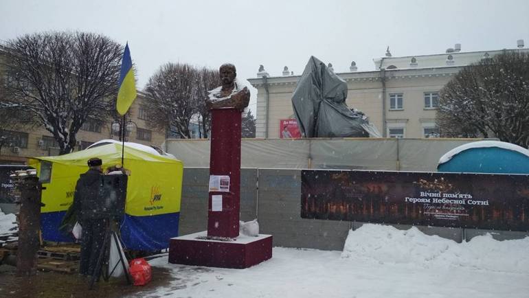 Дерево Свободи у Вінниці встановлювали вночі (ФОТО, ВІДЕО)