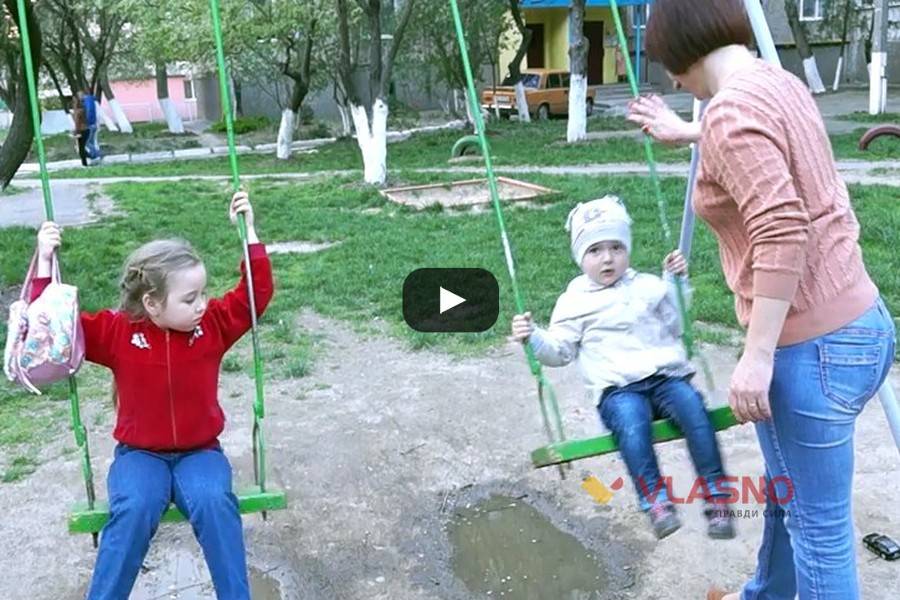 Гайдалка в калюжі &mdash; екстримальна розвага для малюків