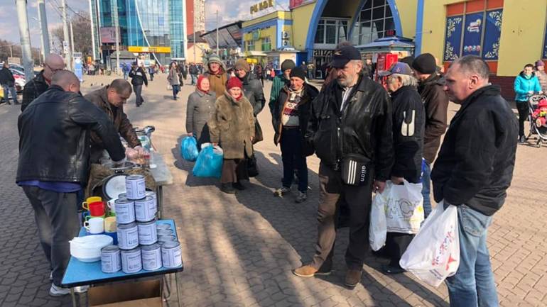 У Вінниці на площі біля ринку &laquo;Урожай&raquo; роздають їжу безхатькам