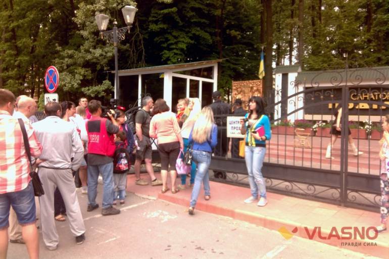протест біля дельфінарію у Хмільнику фото