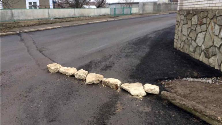 На Вінниччині з каміння зробили лежачого поліцейського (ФОТО)