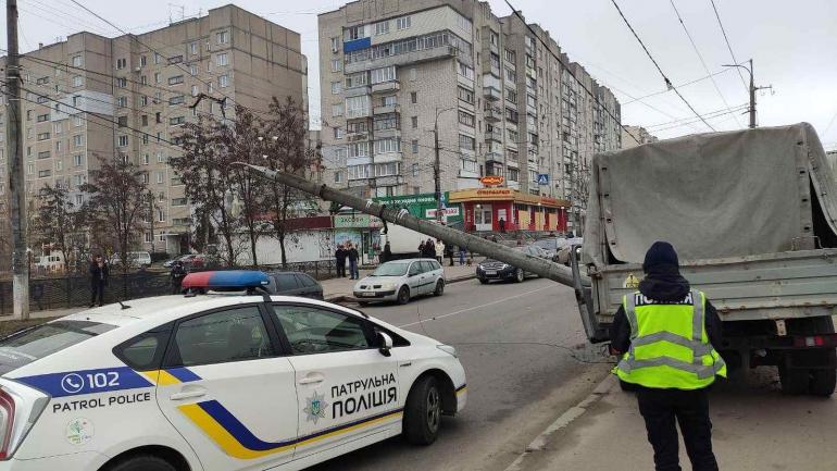 У Вінниці газель врізалася в електроопору
