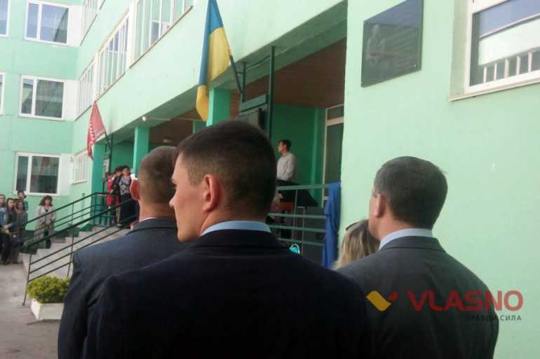 Із усмішкою та букетом польових квітів загиблий вінницький альфівець навіки закарбувався на стінах рідної школи 