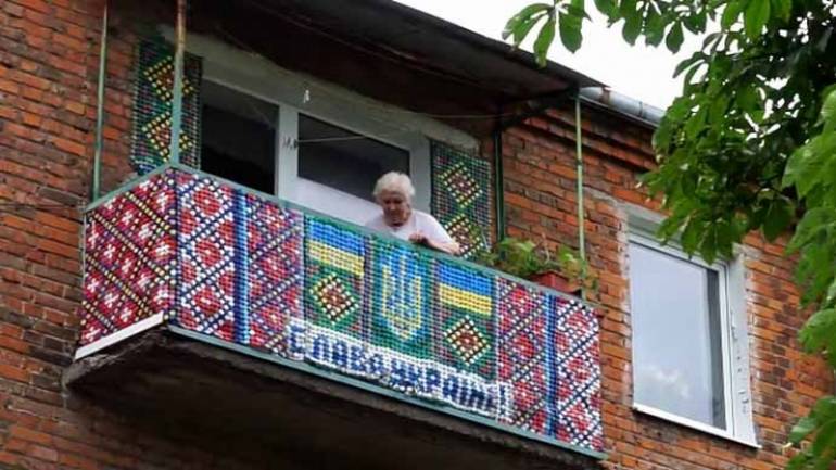 Пенсіонерка &laquo;вишила&raquo; балкон патріотичним орнаментом у Червонограді (ВІДЕО)