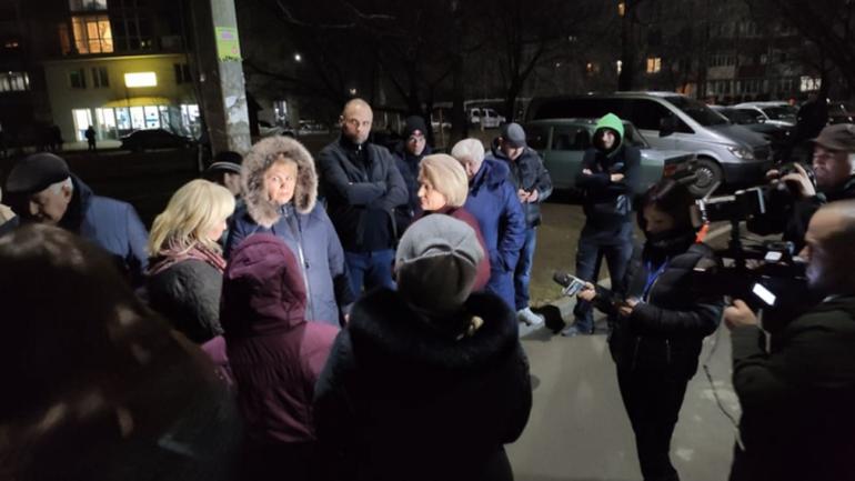 Чернівчани влаштували пікет під будинком дружини інфікованого коронавірусом