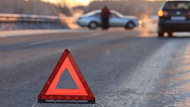 Водій служби таксі "Uber" заснув за кермом і в'їхав у зупинку