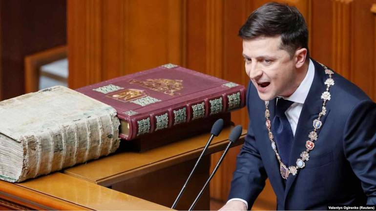 Володимир Зеленський активно скасовує укази Петра Порошенка