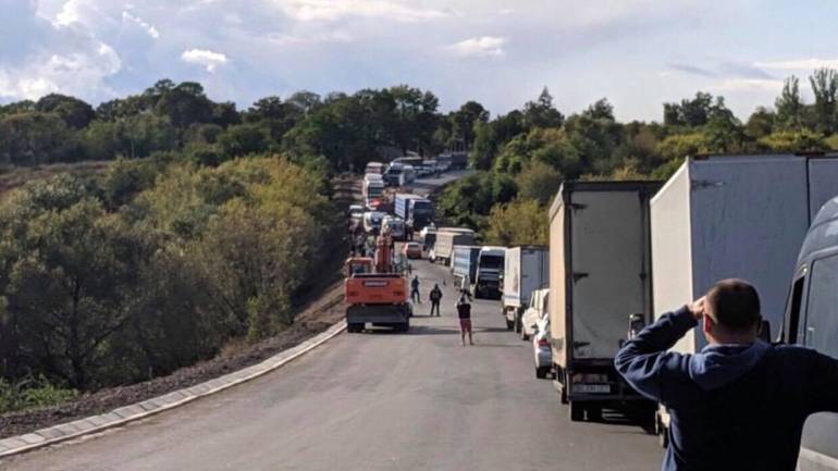 На Вінниччині чотири автомобілі злетіли у кювет після зіткнення з вантажівкою