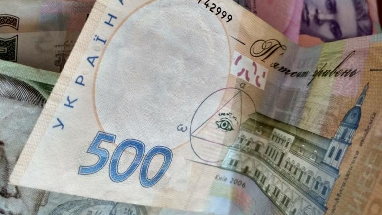 Син головної бухгалтерки на Вінниччині придбав в один день будинок, земельну ділянку та машину