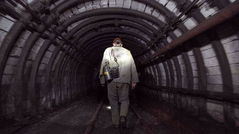 На Луганщині 90 шахтарів сиділи 6 годин під землею без електрики