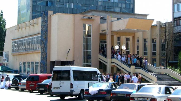 &laquo;Молодята на фоні пошарпаних стін&raquo;: вінничанин пропонує відремонтувати РАЦС