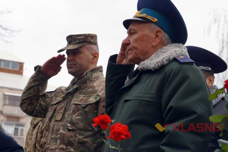 покладання квітів до Вічного вогню у Вінниці фото