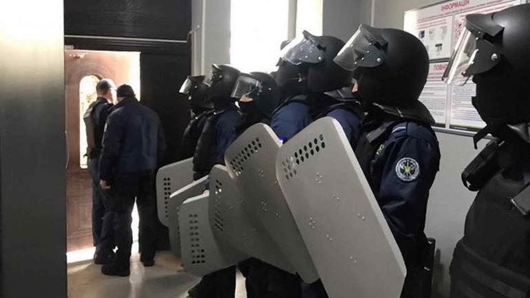 У суді перед слуханням про напад на міськраду Жмеринки розпилили сльозогінний газ