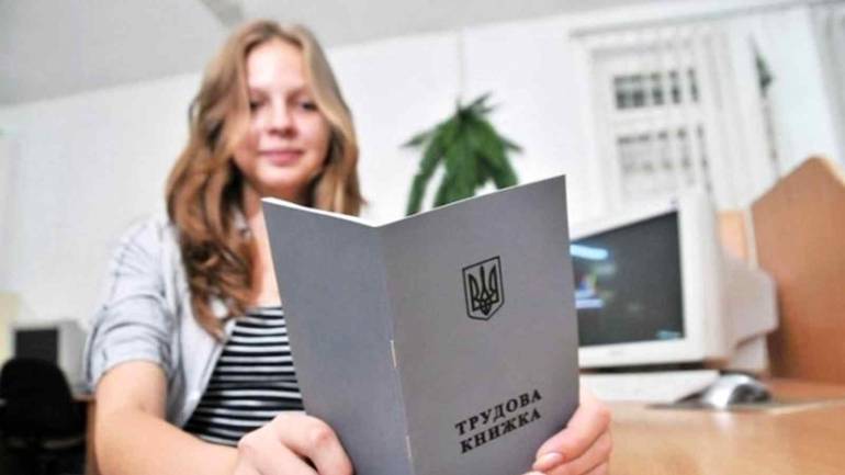 Майже 13 мільйонів українців працюють нелегально