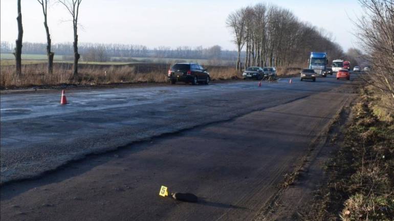 На Вінниччині у ДТП загинула жінка, яка переходила дорогу в невстановленому місці