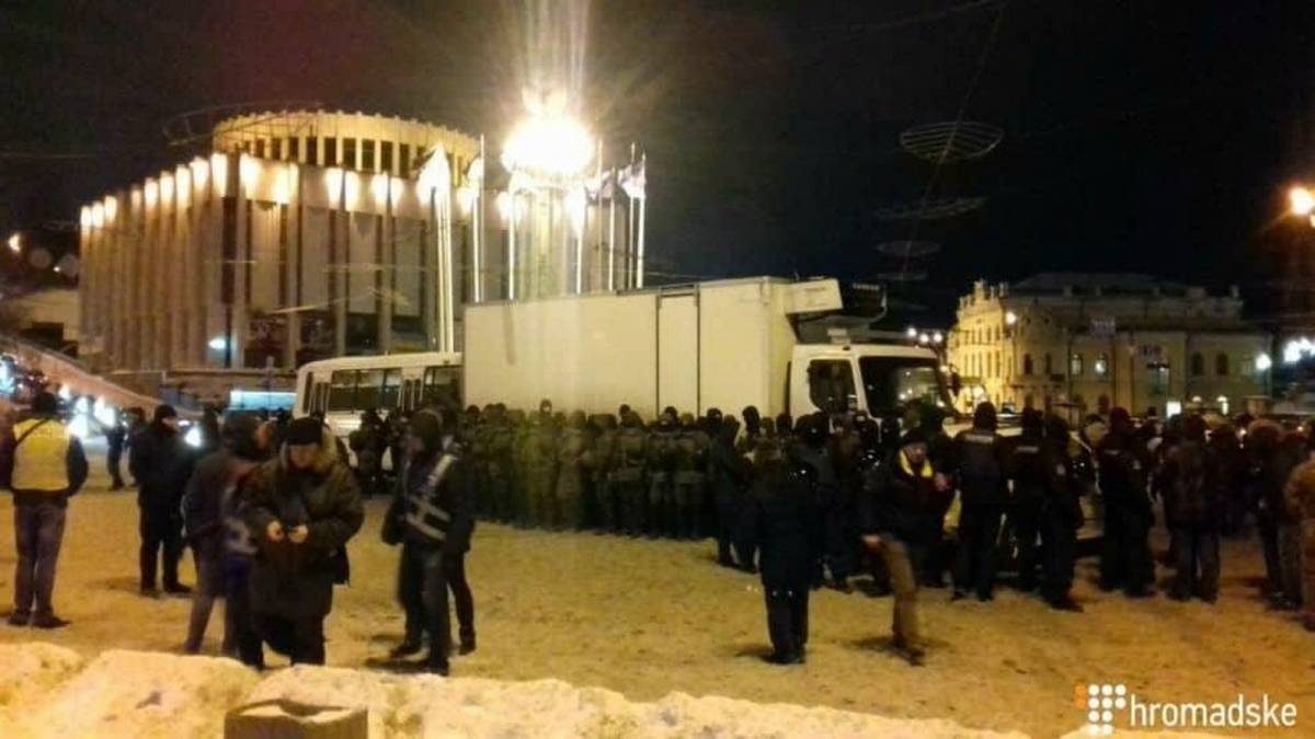 В Києві на Майдані всю ніч чекали вибухотехніків (ВІДЕО)