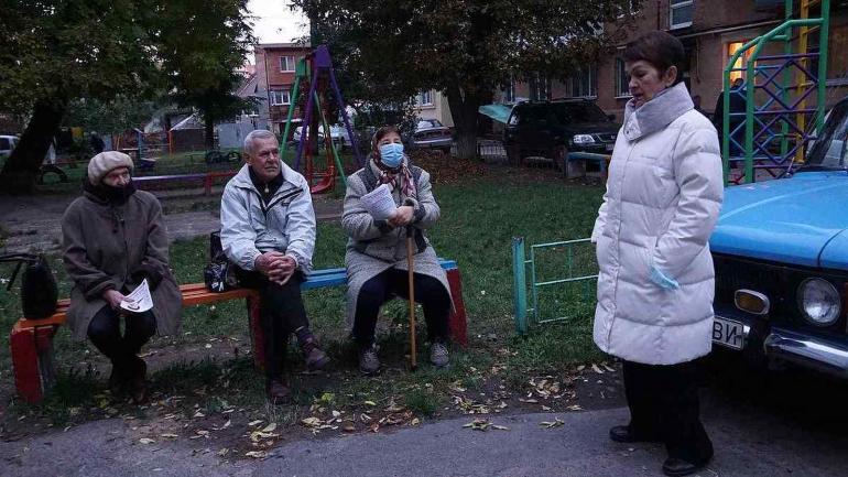 Наталія Солейко обговорила із мешканцями вулиці Саксаганського проблеми якості води, заторів та важливість місцевих виборів ***