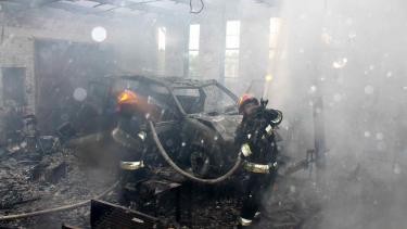 У Вінниці вогонь повністю знищив автомайстерню з автівкою (ФОТО)