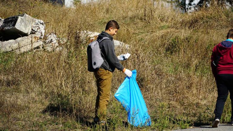 Понад сотня вінничан сьогодні біля берегів річок збирає сміття (ФОТО)