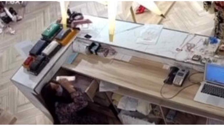 У центрі Вінниці &laquo;клієнтка&raquo; з каси магазину вкрала 52 тисячі гривень