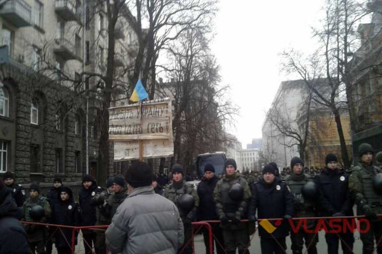 В річницю революції до Генпрокуратури принесли могильну плиту, а Президенту передали шість тисяч питань