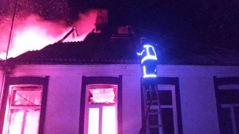 &laquo;Балони вибухали і складно було гасити пожежу&raquo; &mdash; на Вінниччині згорів ФАП та дитсадок