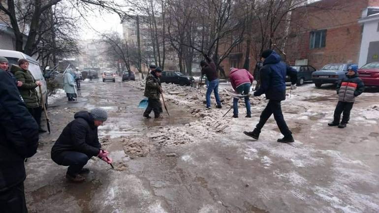 Довбати лід вийшли вінничани у двір на проспекті Космонавтів (ФОТО)