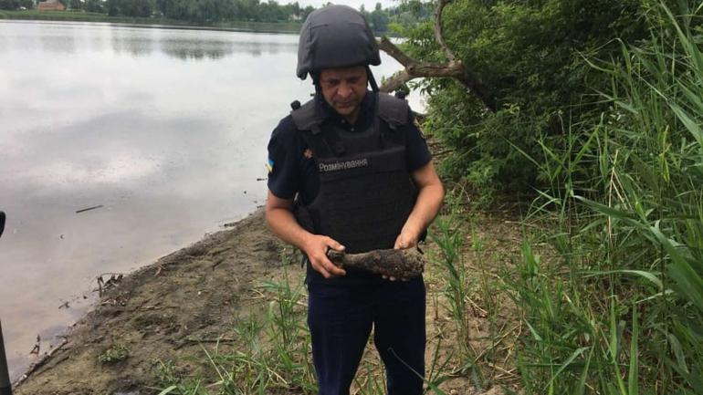 У Калинівському районі біля річки знайшли мінометні міни