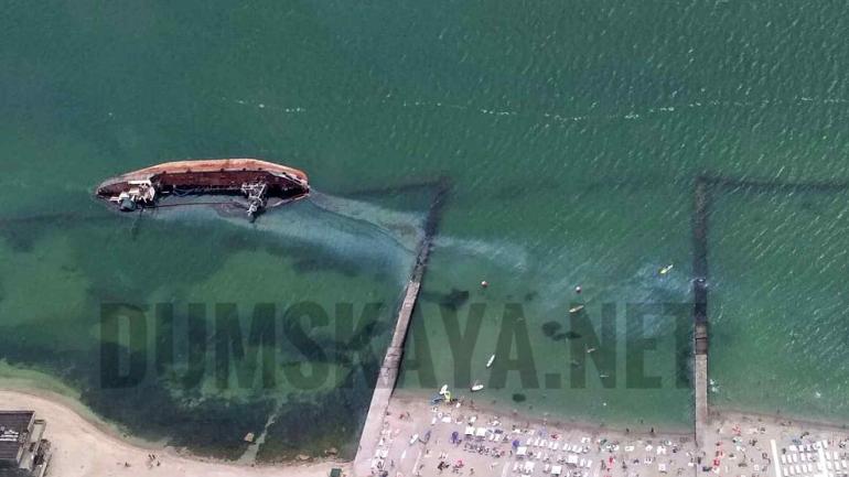 Поблизу одеського пляжу із затонулого танкера стався витік пального
