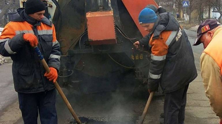 На Вінниччині руйнується дорога, яку відремонтували кілька місяців тому