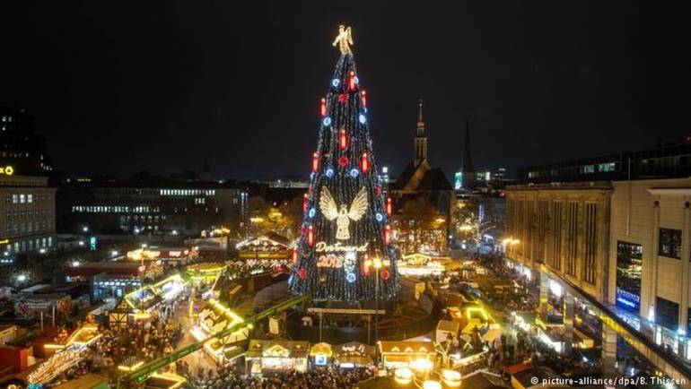 Найбільша різдвяна ялинка у світі 45 метрів заввишки