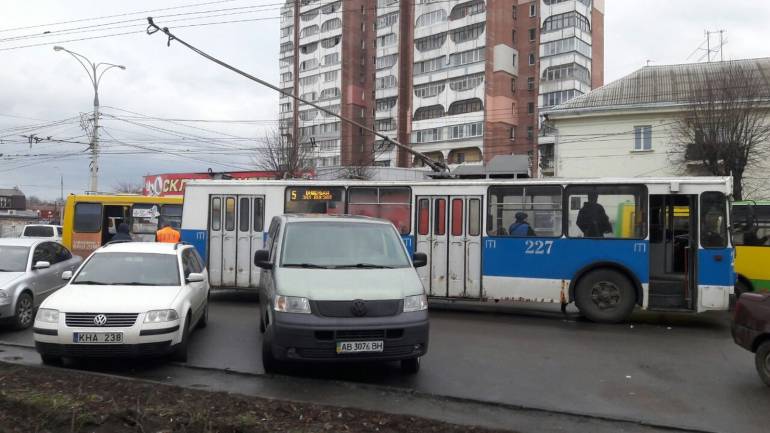 На Коцюбинського у Вінниці зіштовхнулись тролейбус та маршрутка