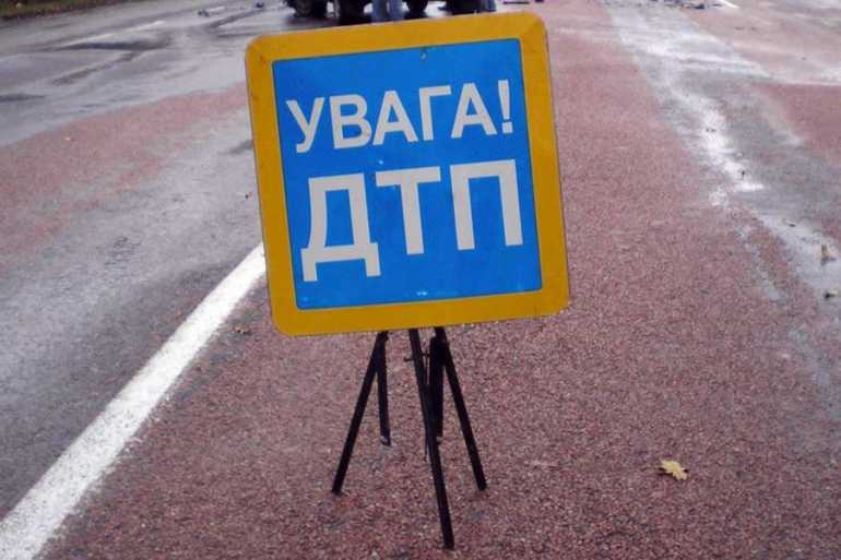 Біля Шаргороду &laquo;Мерседес&raquo; врізався в дерево. Двоє 27-річних загинули на місці