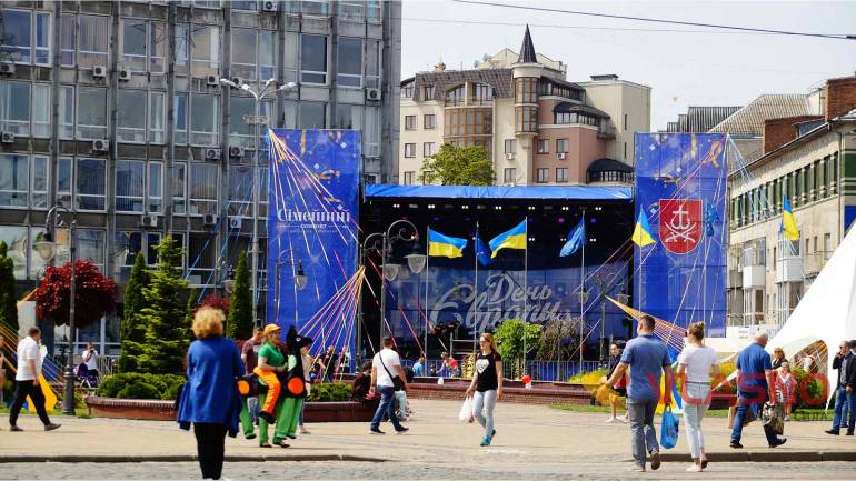 День Європи у Вінниці розпочинається: електроавтомобілі, фотозони, презентація кактусів, фонтани посеред дороги