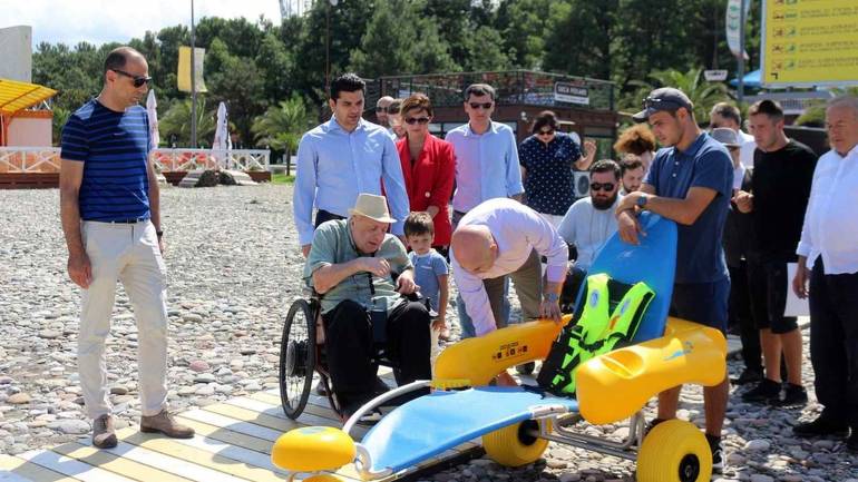 В Батумі облаштували пляж для людей з інвалідністю
