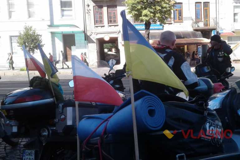 У центрі Вінниці учасники &laquo;Катинського рейду&raquo; виконали польський гімн (ФОТО, ВІДЕО)