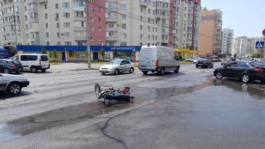 Чергове ДТП на Зодчих: мотоцикліст відлетів на п&rsquo;ять метрів після удару (ВІДЕО)