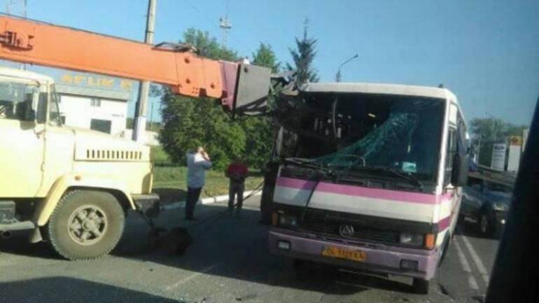 У Чернівцях стріла крану пробила наскрізь автобус (ВІДЕО)