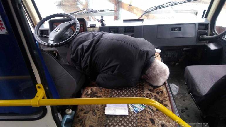 На Дніпровщині під час руху помер водій автобуса у якому перебувало 22 школярів
