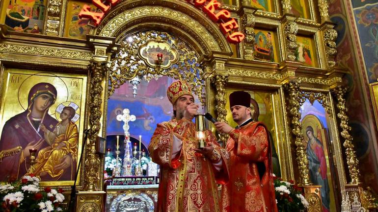 Делегація ПЦУ привезла Благодатний Вогонь із Єрусалиму до Вінниці