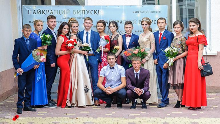 &laquo;Придбала сукню приблизно за 12 тисяч&raquo;: школярки з Вінниччини розповіли, чи святкуватимуть випускний